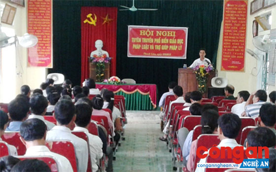 Cán bộ tư pháp tuyên truyền, phổ biến pháp luật cho bà con dân tộc thiểu số