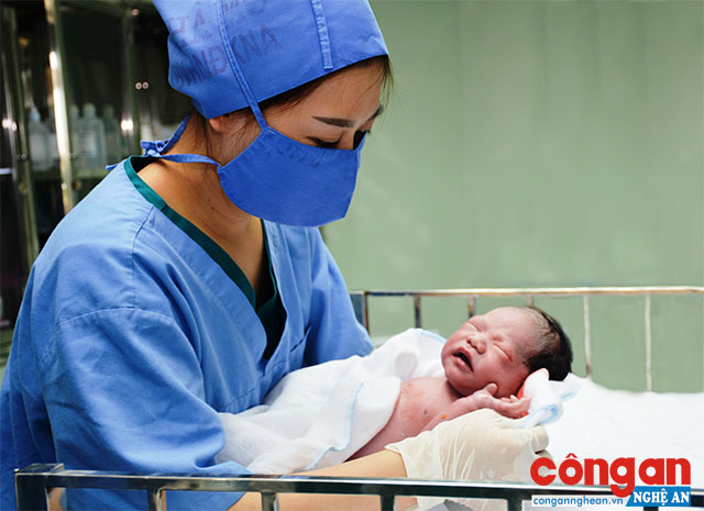 Công dân Nghệ An đầu tiên chào đời bằng phương pháp thụ tinh trong ống nghiệm - thành tựu mang tính bước ngoặt của ngành Y tế Nghệ An