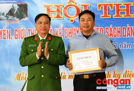 Trao giải Nhất Hội thi tuyên truyền, giới thiệu và kể chuyện theo sách cho phạm nhân Nguyễn Hữu Vinh