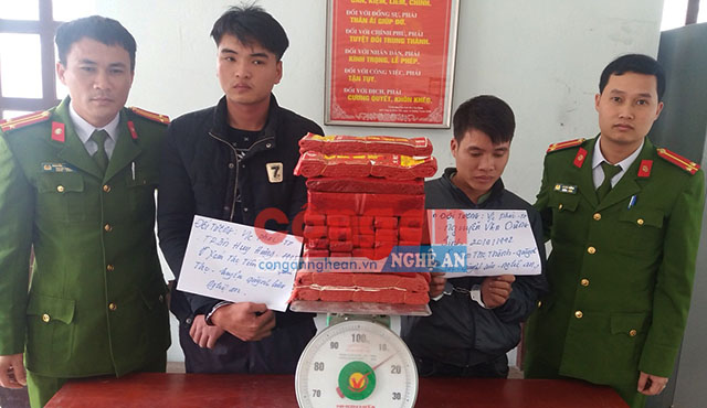 Đối tượng và tang vật bị cán bộ Phòng Cảnh sát Môi trường bắt giữ.