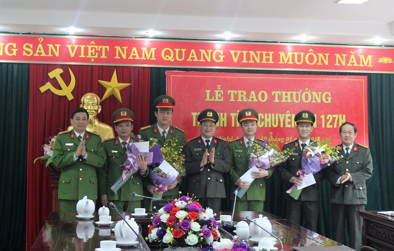 Ban giám đốc Công an tỉnh tặng hoa chúc mừng Ban chuyên án