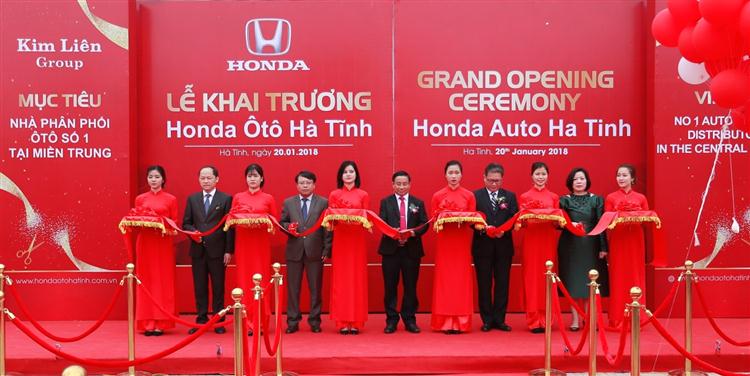 Các lãnh đạo tỉnh Hà Tĩnh, Tổng Giám đốc Honda Việt Nam & Chủ đầu tư Honda Ôtô Hà Tĩnh thực hiện nghi thức cắt băng khai trương