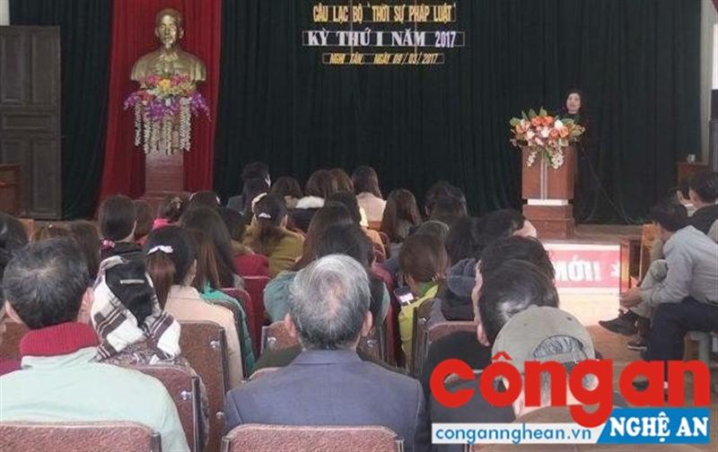 Các thành viên sinh hoạt Câu lạc bộ “Thời sự pháp luật” tại phường Nghi Tân, TX Cửa Lò