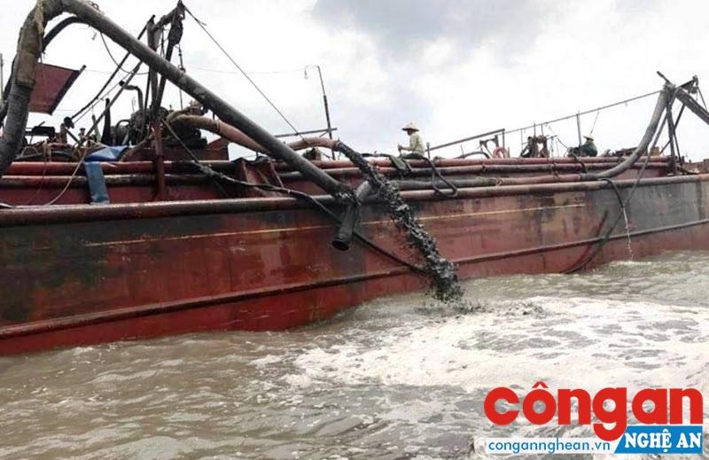 Tàu lạ đang đổ chất thải trên vùng biển giáp ranh giữa 2 tỉnh