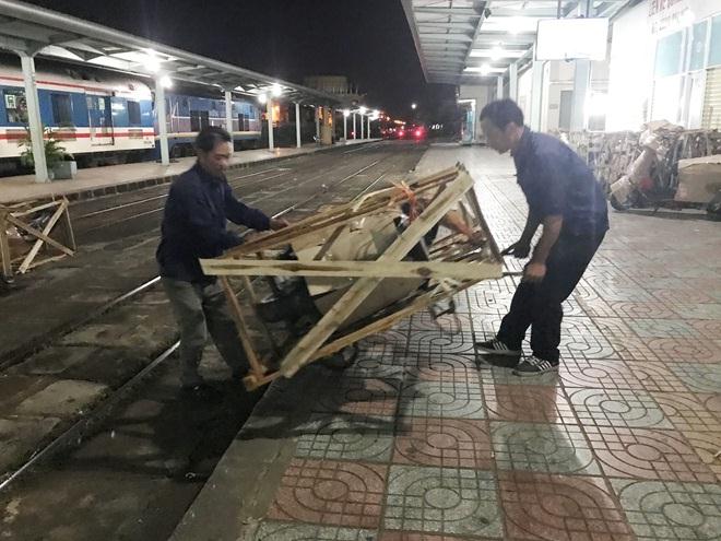 Những cửu vạn sân ga luôn phải làm việc cật lực trước mỗi chuyến tàu lăn bánh.