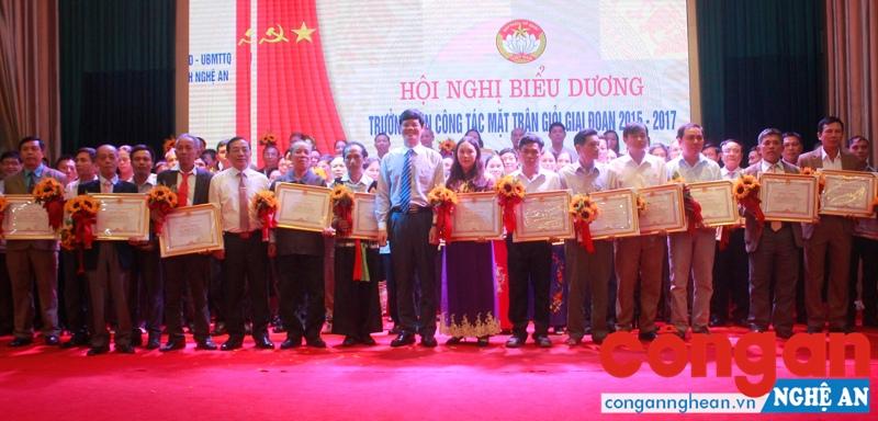 Những năm qua, mô hình phó bí thư chi bộ kiêm trưởng ban công tác mặt trận đã góp phần quan trọng đẩy mạnh các chương trình phát triển KT-XH ở cơ sở (Trong ảnh: Nhiều trưởng ban công tác mặt trận kiêm nhiệm được lãnh đạo tỉnh biểu dương, khen thưởng)