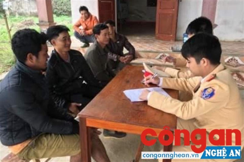 Tổ công tác Công an huyện Anh Sơn lập biên bản hành vi khai thác cát trái phép
