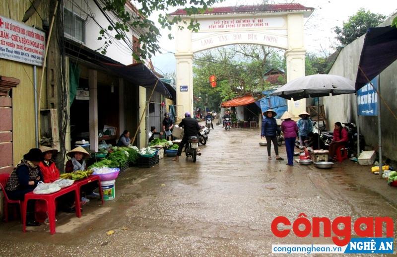 Chợ tự phát họp trước cổng Làng văn hóa bản Phòng suốt từ sáng đến tối