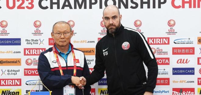2 HLV Park Hang Seo và Felix Sanchez bắt tay nhau trước khi U23 Việt Nam quyết đấu U23 Qatar