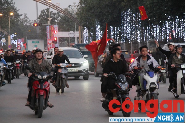 Người dân TP Vinh đổ xuống đường ngay khi tiếng còi kết thúc