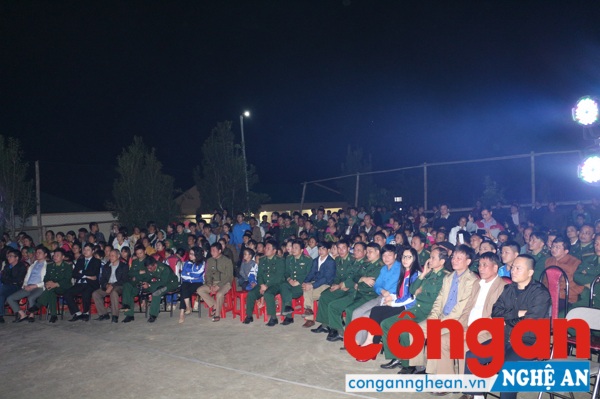 Đạo biểu và đông đảo cán bộ, chiến sỹ, đoàn viên thanh niên và người dân địa phương tham dự