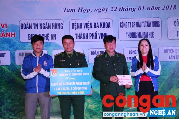 Trao quà cho làng thanh niên lập nghiệp tại xã Tam Hợp