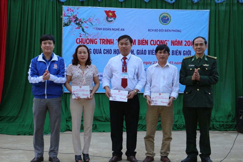 Trao quà cho các trường học đóng chân trên địa bàn.