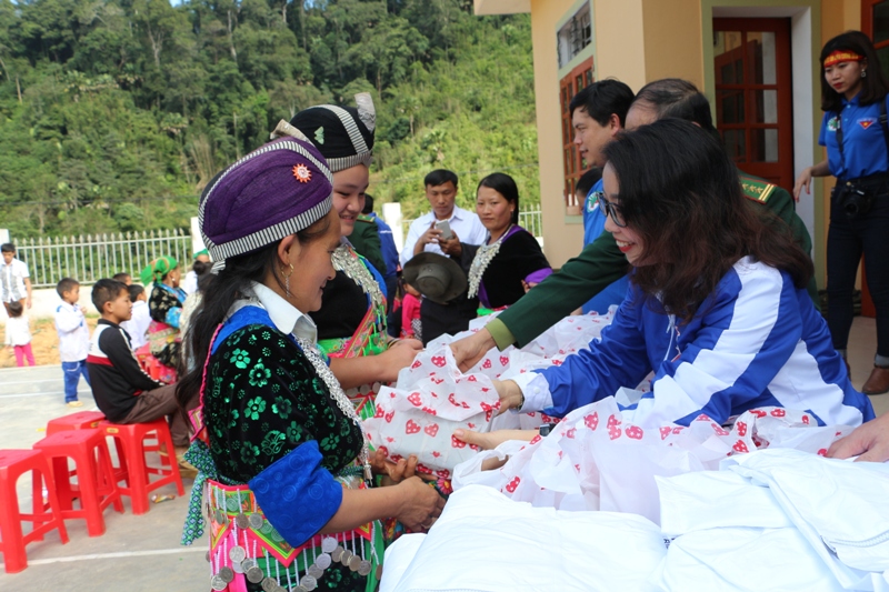Trao quà cho bà con có hoàn cảnh khó khăn trên địa bàn.