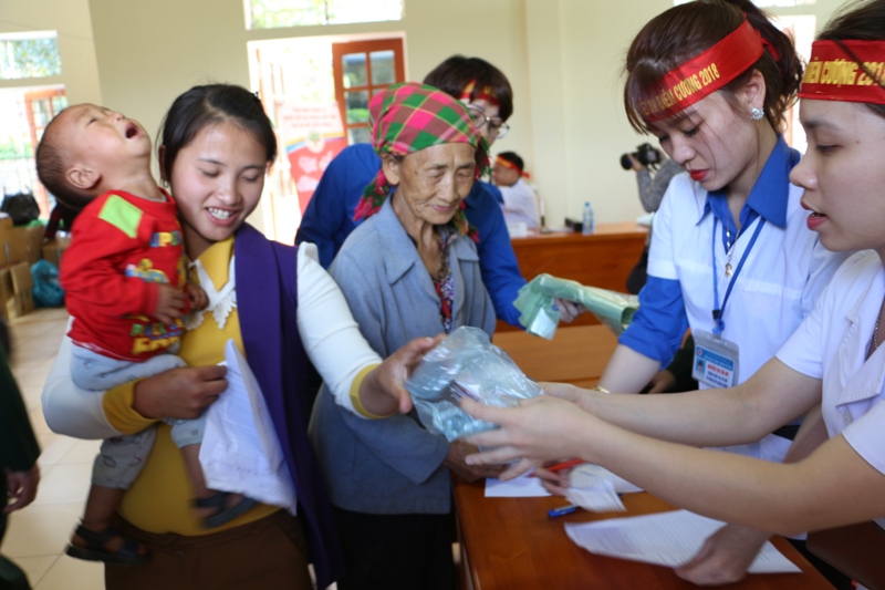 ... Và cấp thuốc miễn phí cho đồng bào.