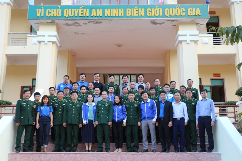 Chụp ảnh lưu niệm giữa các đơn vị tham gia chương trình.