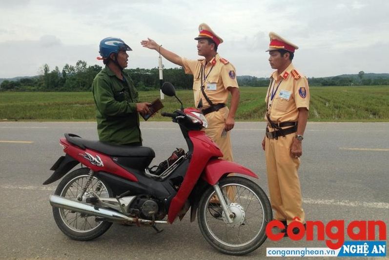 Lực lượng CSGT kiểm tra, xử lý người điều khiển phương tiện vi phạm TTATGT