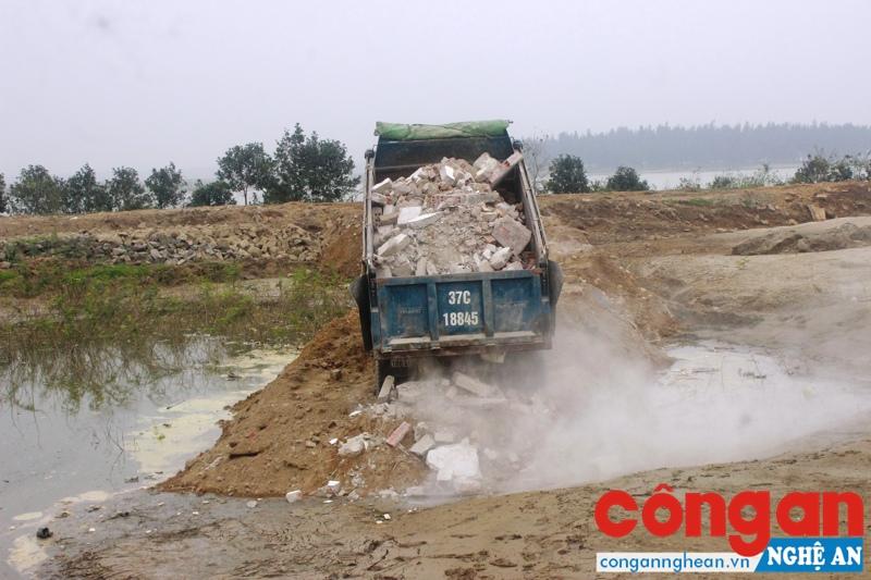 Quá trình san lấp mặt bằng, doanh nghiệp cho đổ đất lẫn tạp chất từ đá, rác thải xây dựng, vật liệu thừa