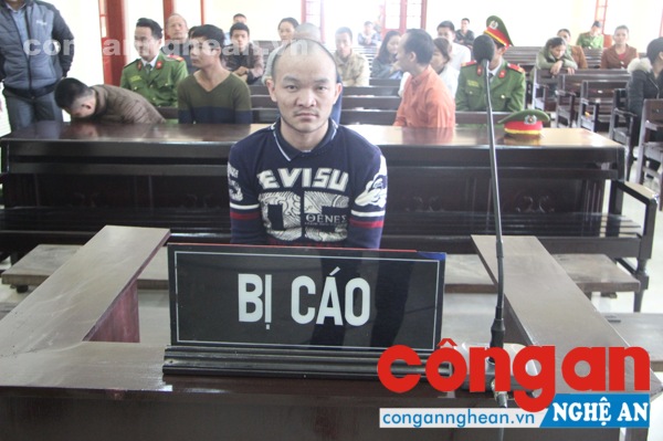 Bị cáo Thò Nỏ Tùa tại phiên tòa