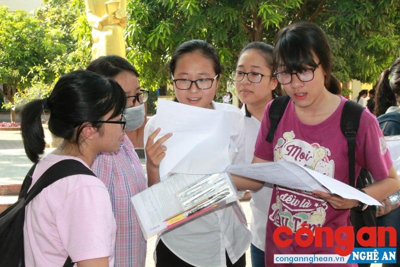 Thí sinh trao đổi về đề thi trong kỳ thi tốt nghiệp THPT quốc gia năm 2017
