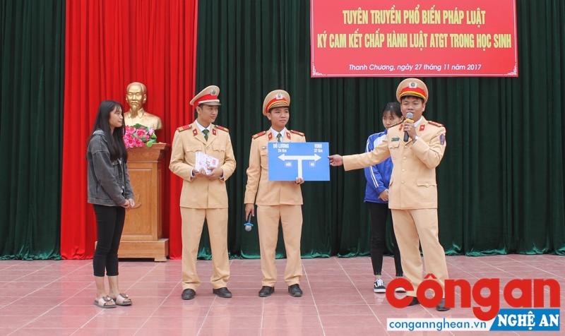 CBCS Đội CSGT Công an huyện Thanh Chương tuyên truyền Luật Giao thông đường bộ cho học sinh Trường THPT Thanh Chương 1