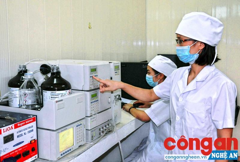 Cần tiếp tục đẩy mạnh nghiên cứu và tăng cường hợp tác, liên kết, học hỏi kinh nghiệm trong hoạt động khoa học và công nghệ để nâng cao chất lượng kiểm nghiệm thuốc,  mỹ phẩm, thực phẩm - Ảnh: Minh Cường