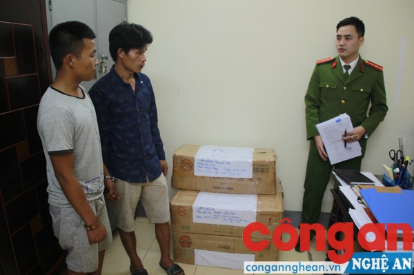 Hai đối tượng cùng tang vật tại cơ quan công an