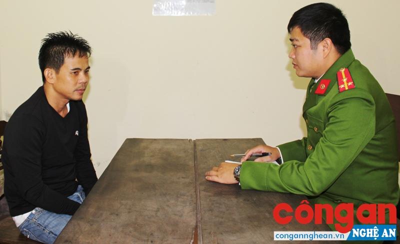 Cán bộ Công an TP Vinh lấy lời khai đối tượng chống người thi hành công vụ