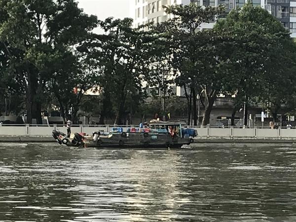 Nổ máy về quê chở hàng bán dịp Tết.