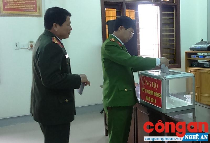 Các chiến sỹ Công an ủng hộ Tết vì người nghèo năm 2018 mỗi người một ngày lương