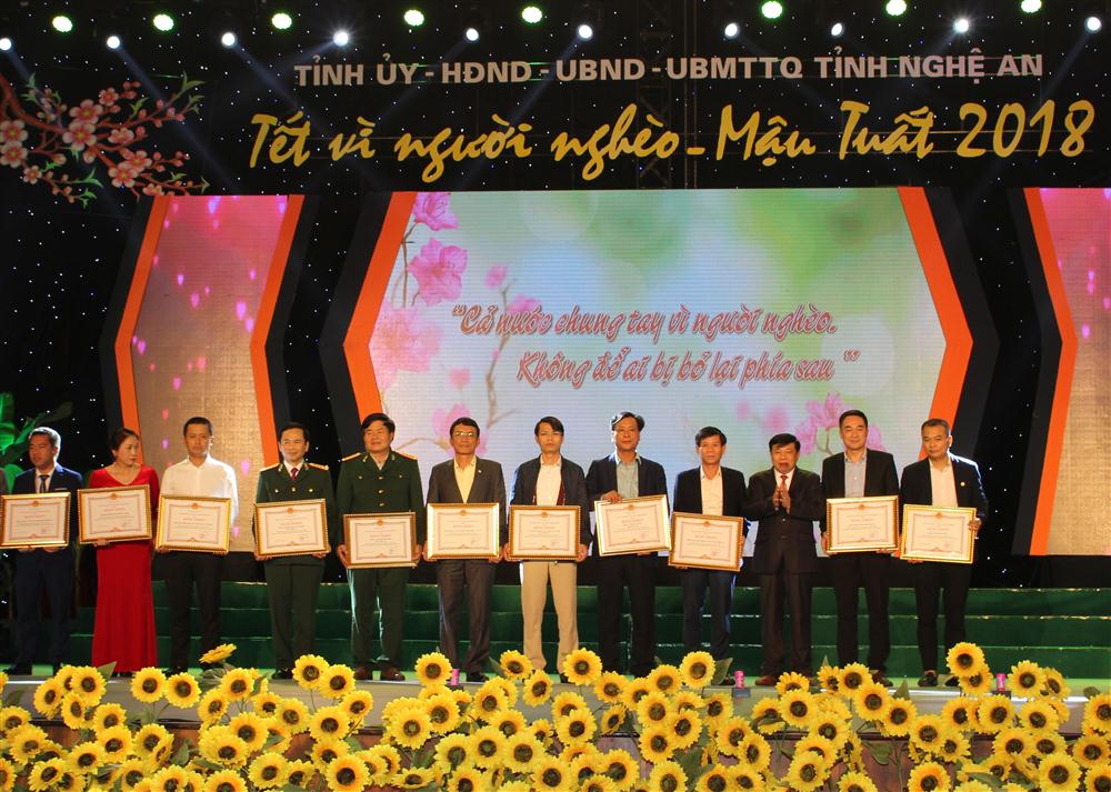 Trao bằng khen cho các tập thể, cá nhân đã có nhiều đóng góp nhất trong công tác an sinh xã hội