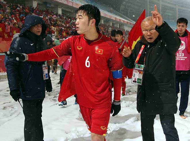 Đội trưởng Xuân Trường kìm nén cảm xúc để chạy ra đường pitch cảm ơn NHM