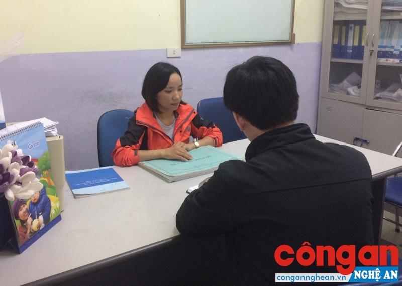 Nhân viên của Trung tâm tư vấn cho người nhiễm bệnh