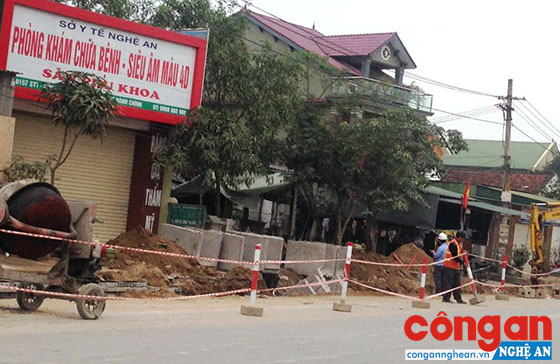 Các nhà thầu đang thi công dự án sửa chữa nền, mặt đường và rãnh thoát nước trên Quốc lộ 46 đoạn qua huyện Nam Đàn