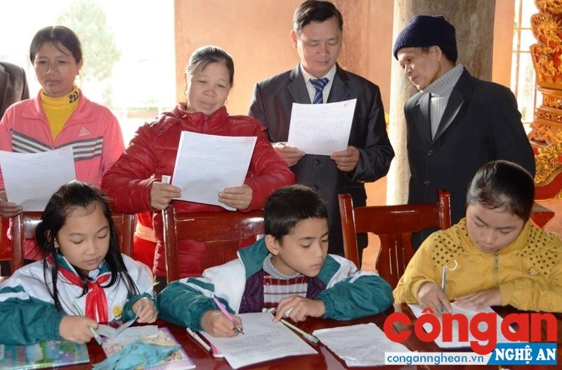 Khai bút đầu Xuân - một trong những hoạt động của phong trào Tết khuyến học thu hút các em học sinh tham gia