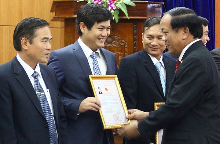 Ngày 2/4/2015, UBND tỉnh Quảng Nam ra quyết định điều động ông Lê Phước Hoài Bảo đến nhận công tác tại Sở Kế hoạch và Đầu tư tỉnh Quảng Nam và bổ nhiệm giữ chức vụ Phó Giám đốc kể từ ngày 9/4/2015. Trong ảnh, ông Lê Phước Hoài Bảo (giữa) tại Đại hội Đảng bộ Sở Kế hoạch và đầu tư tháng 4/2015. Trong ảnh, ông Lê Phước Hoài Bảo được trao giấy chứng nhận đại biểu HĐND tỉnh tại phiên họp thứ 1 HĐND tỉnh Quảng Nam khóa 9 (nhiệm kỳ 2016-2021) tổ chức ngày 14/6/2016  (Ảnh: Thanh Niên)