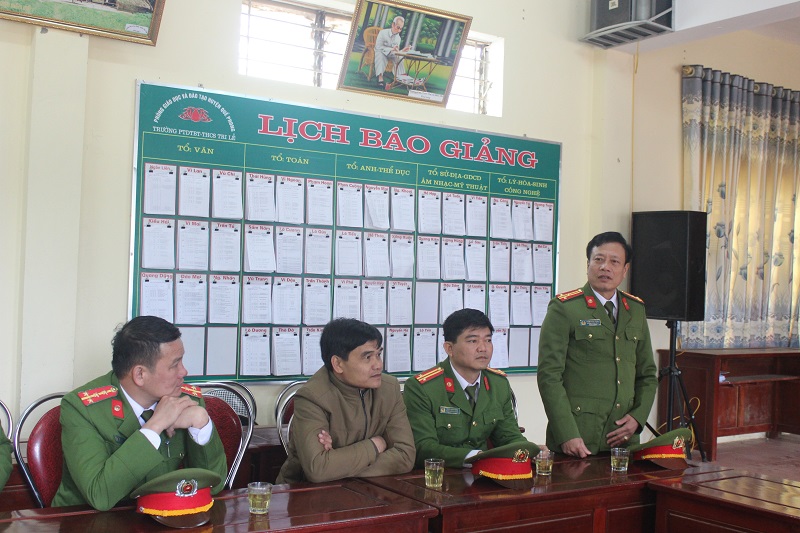 Tại trường Tiểu học Tri Lễ đoàn đã trao 30 suất quà có tổng giá trị 15.000.000 đồng cho 30 em học sinh nghèo vượt khó
