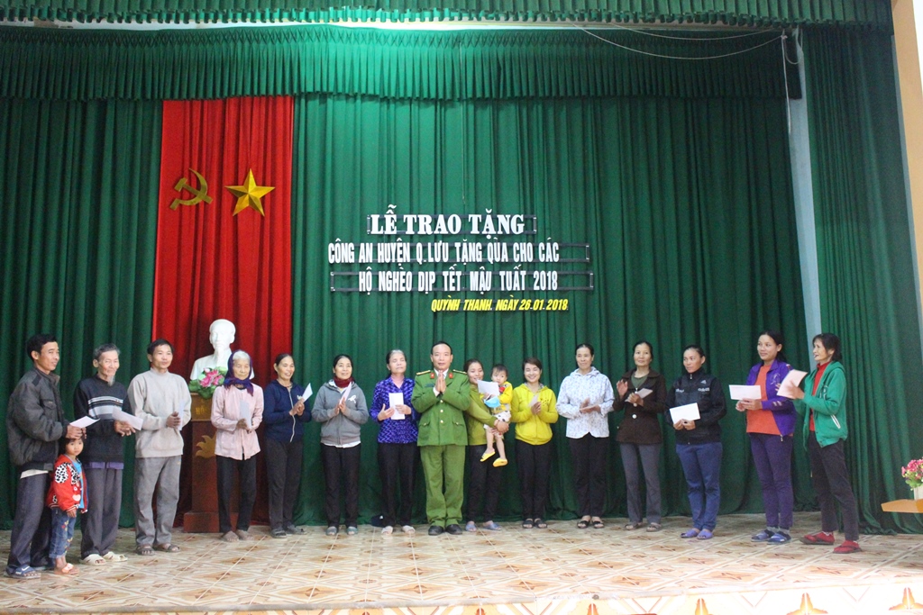 Dịp này đơn vị đã trao 90 suất quà cho các gia đình tại 3 xã An Hòa, Quỳnh Thanh, Quỳnh Yên