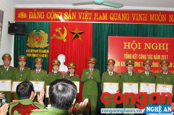 4.	Trao tặng Danh hiệu Chiến sỹ thi đua cấp cơ sở cho các cá nhân có thành tích xuất sắc