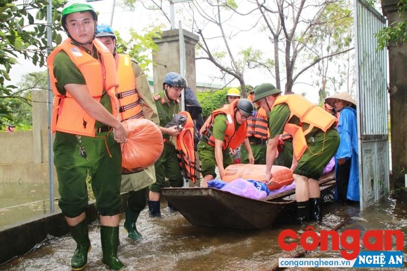 Công an tỉnh giúp dân khắc phục hậu quả sau bão số 10 (tháng 9/2017)