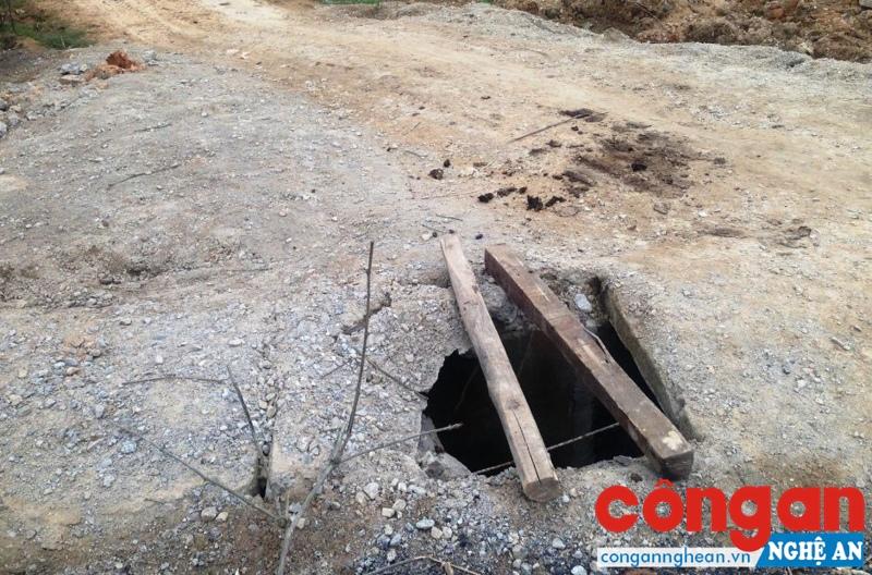 Chỉ trong đoạn ngắn của tuyến đường đi qua xã Nam Lĩnh, nhiều nắp đậy bị sập và lắp đặt thiếu trách nhiệm của nhà thầu