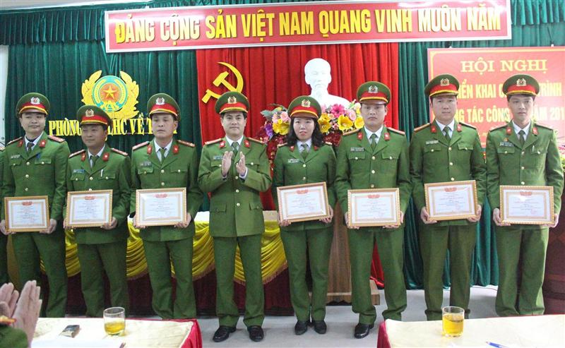 Tặng danh hiệu “Chiến sỹ thi đua cơ sở” cho 15 đồng chí