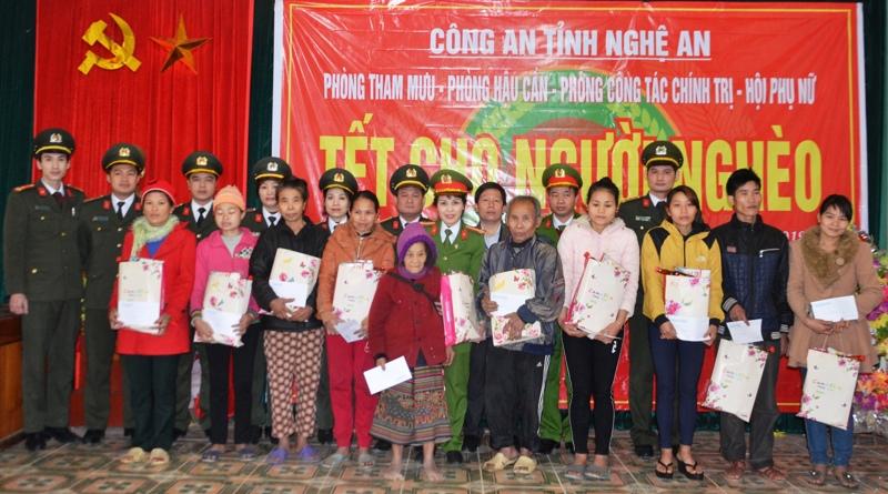 Bà con nhân dân và CBCS chụp ảnh lưu niệm
