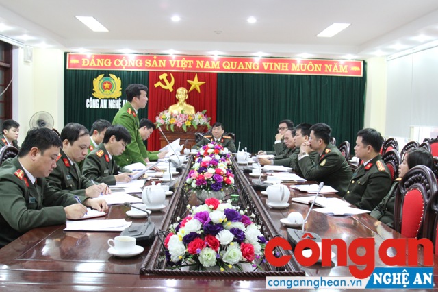 Lãnh đạo Công an tỉnh chỉ đạo Phòng Quản lý xuất nhập cảnh và các đơn vị nghiệp vụ lên phương án đảm bảo ANTT tại khu vực trụ sở Phòng Quản lý xuất nhập cảnh phục vụ công tác tiếp công dân sau dịp tết nguyên đán Mậu Tuất 2018