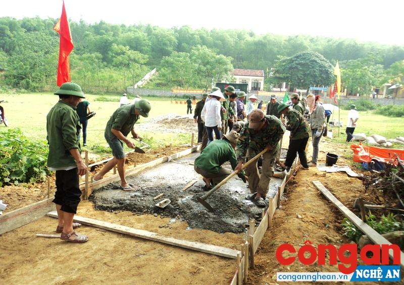 Bà con bản Boong làm đường giao thông nội đồng