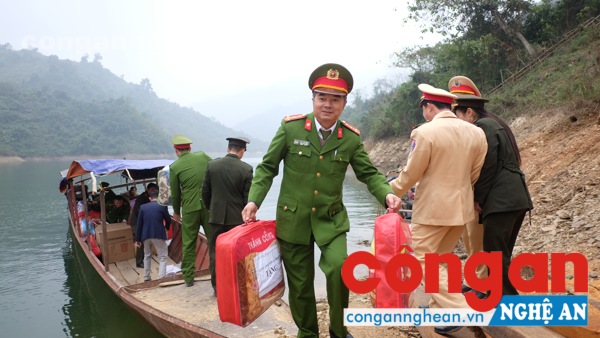 Muốn vào được điểm trường Xốp Cháo, đoàn đã phải đi thuyền hơn 1 giờ đồng hồ trên lòng thủy điện bản Vẽ 
