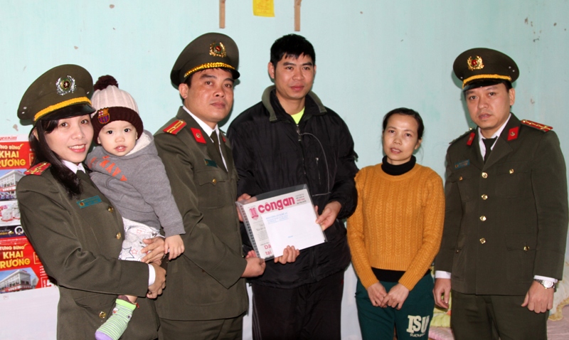 Trao quà cho gia đình đồng chí Vũ Đức Thiệu.