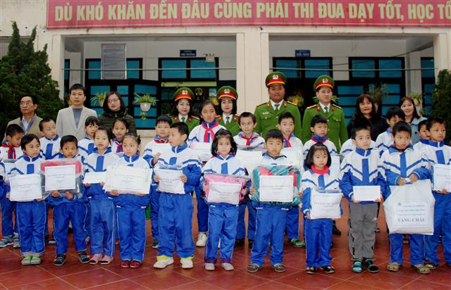 Những món quà trên là tình cảm, động viên tinh thần của các đoàn viên Chi đoàn Phòng Cảnh sát Môi trường tới các học sinh có hoàn cảnh khó khăn.
