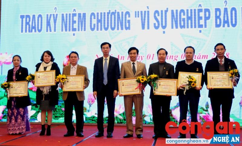 Với những đóng góp trong việc thực hiện chính sách BHXH, BHYT trên địa bàn tỉnh, năm 2017, nhiều cá nhân trong và ngoài ngành được trao tặng Kỷ niệm chương “Vì sự nghiệp BHXH”