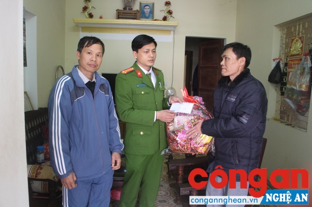 Công an phường tặng quà cho các hộ nghèo